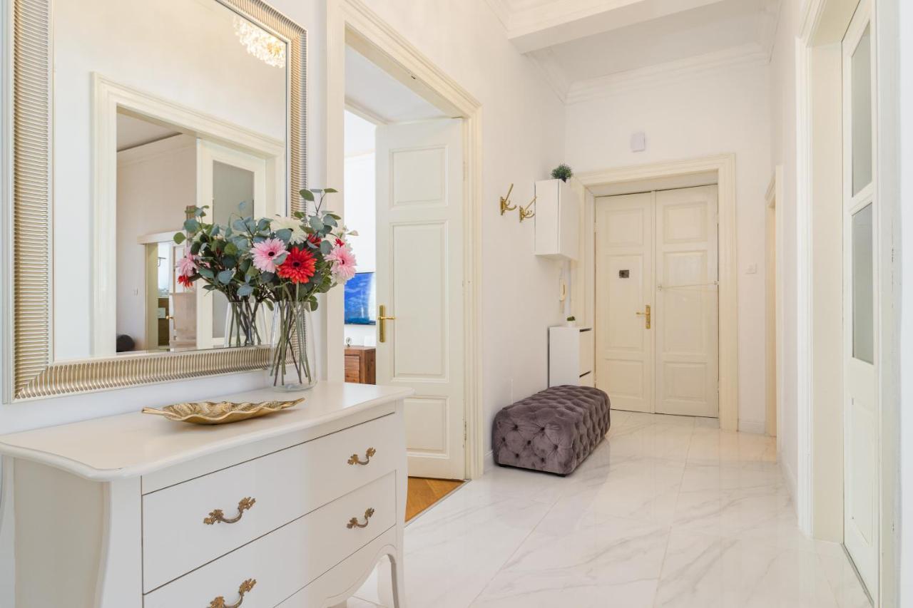 Apartment Augier - Elegant & Spacious - City Centre Pula Exterior photo