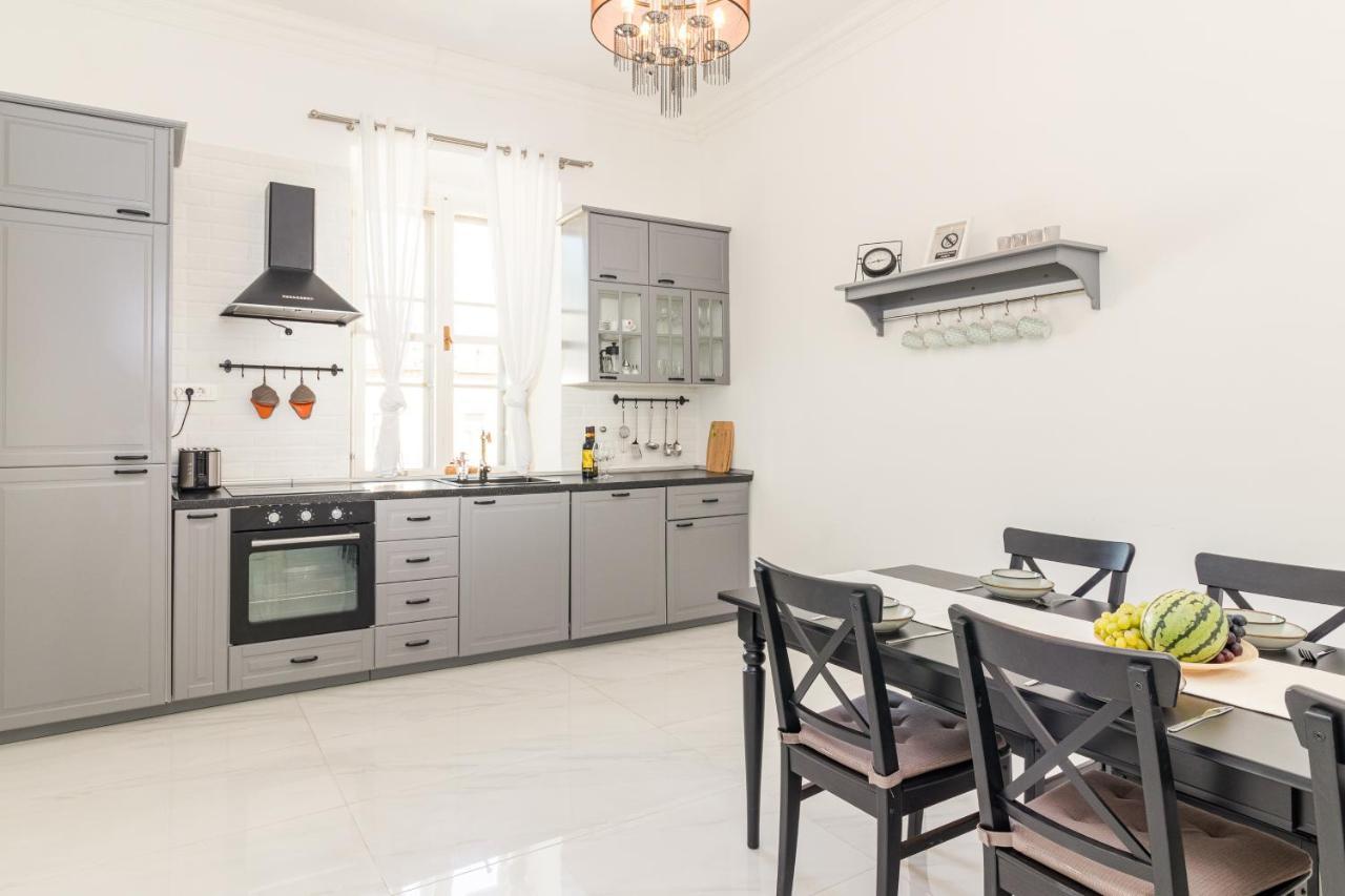 Apartment Augier - Elegant & Spacious - City Centre Pula Exterior photo